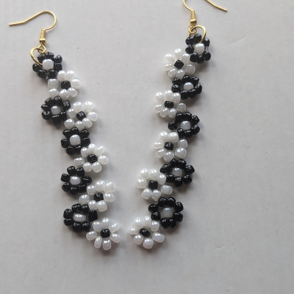 *🌹3/25🌹New* White and Black Flower  Beaded Earrings - Picture 4 of 11
